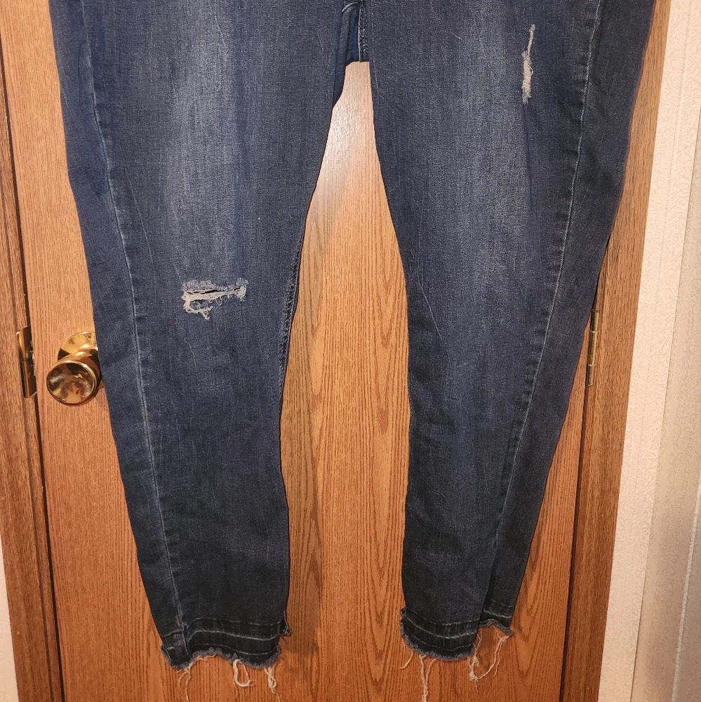 Seven7 Distressed and Frayed Cropped Skinny Jeans Size 24W - Picture 4 of 11